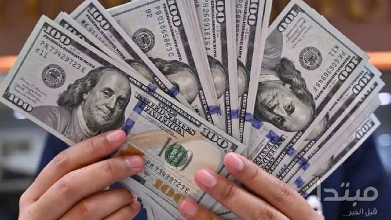 تأثيرات تراجع الدولار الأمريكي على المستوردين والمسافرين وأسواق السلع